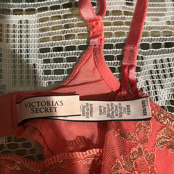 Victoria’s Secret 32 D Dream Angels push up without padding. Gently used. - Picture 3 of 6